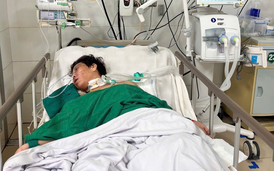 MS 1117: X&oacute;t xa cảnh chồng vừa bế con 6 th&aacute;ng tuổi vừa chăm vợ nằm viện v&igrave; chấn thương cột sống sau tai nạn - Ảnh 1.