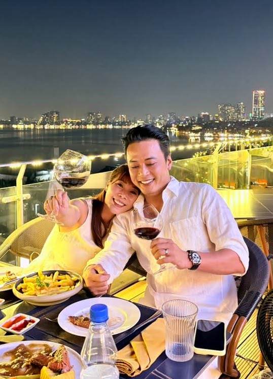 Vợ Hồng Đăng kỷ niệm 25 năm b&ecirc;n nhau: H&agrave;nh tr&igrave;nh t&igrave;nh y&ecirc;u bền chặt - Ảnh 1.