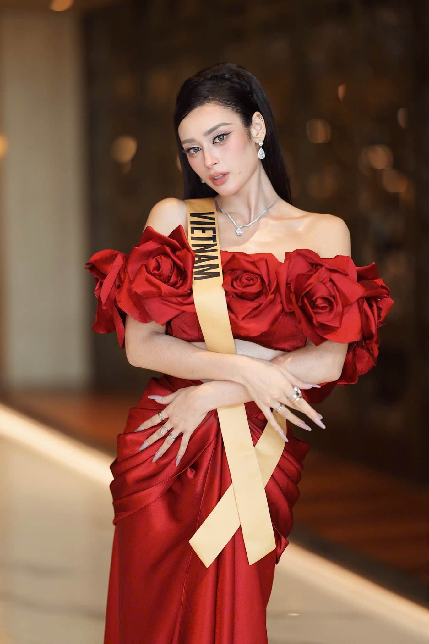 Emoura Phạm tỏa s&aacute;ng với phong c&aacute;ch thời trang tại Miss Grand 2026 - Ảnh 13.