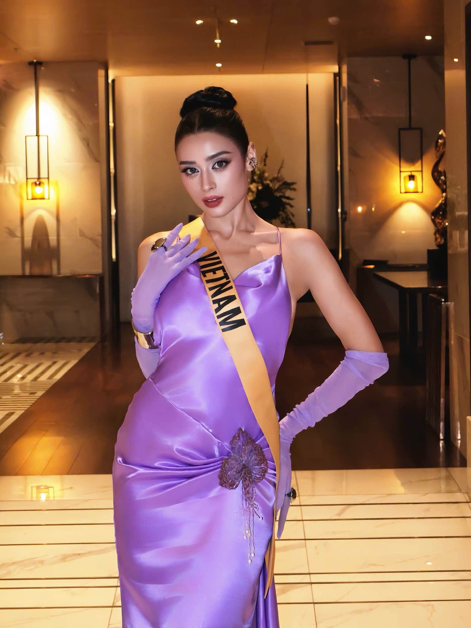 Emoura Phạm tỏa s&aacute;ng với phong c&aacute;ch thời trang tại Miss Grand 2026 - Ảnh 3.