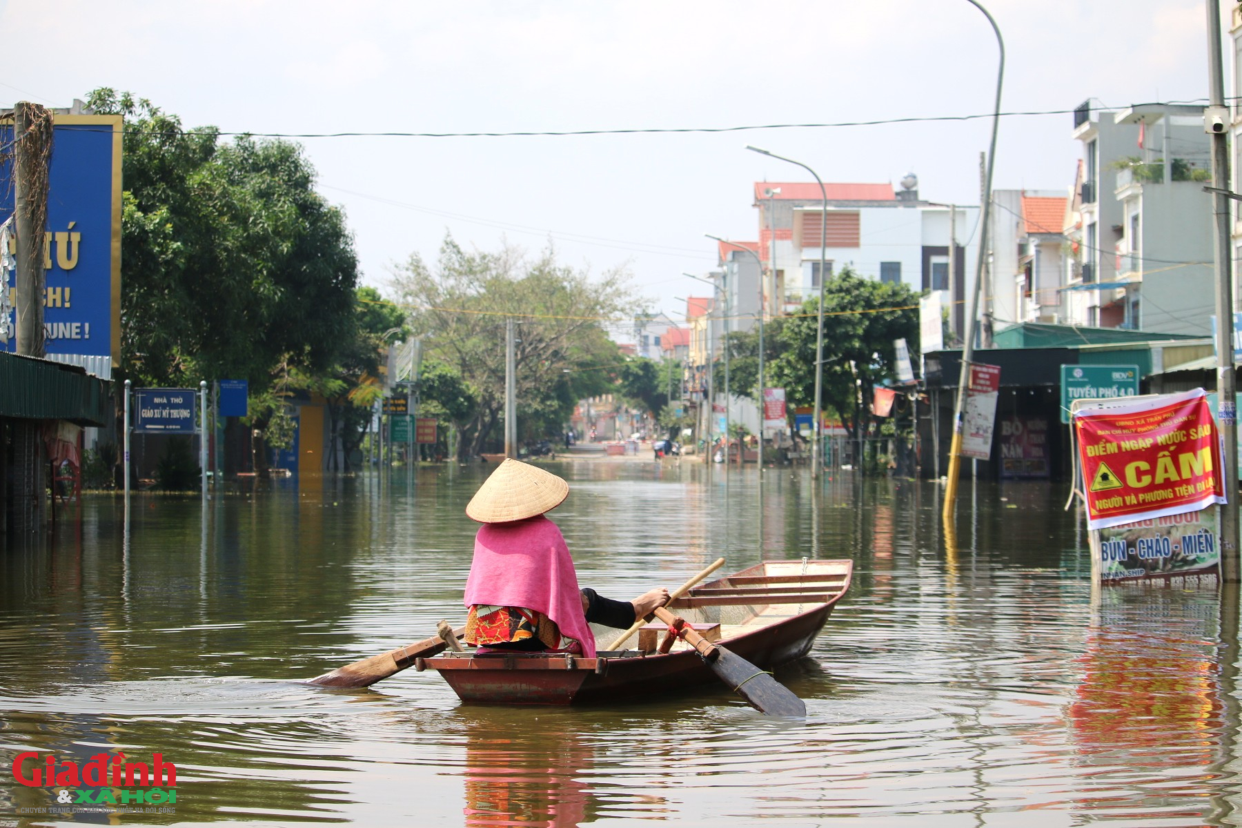 Hà Nội: Nhiều khu dân cư ven sông Bùi ngập sâu nửa mét , Giao thông đình trệ - Ảnh 5.