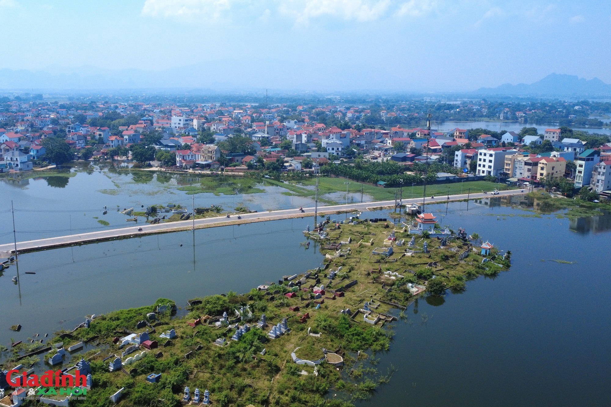 Hà Nội: Nhiều khu dân cư ven sông Bùi ngập sâu nửa mét , Giao thông đình trệ - Ảnh 9.