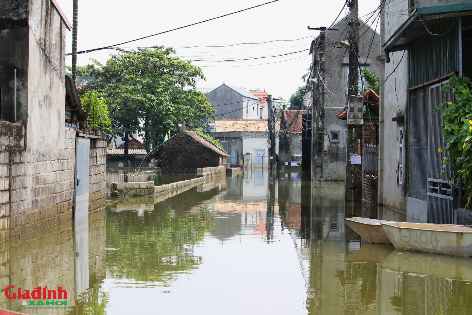 Hà Nội: Nhiều khu dân cư ven sông Bùi ngập sâu nửa mét , Giao thông đình trệ - Ảnh 14.