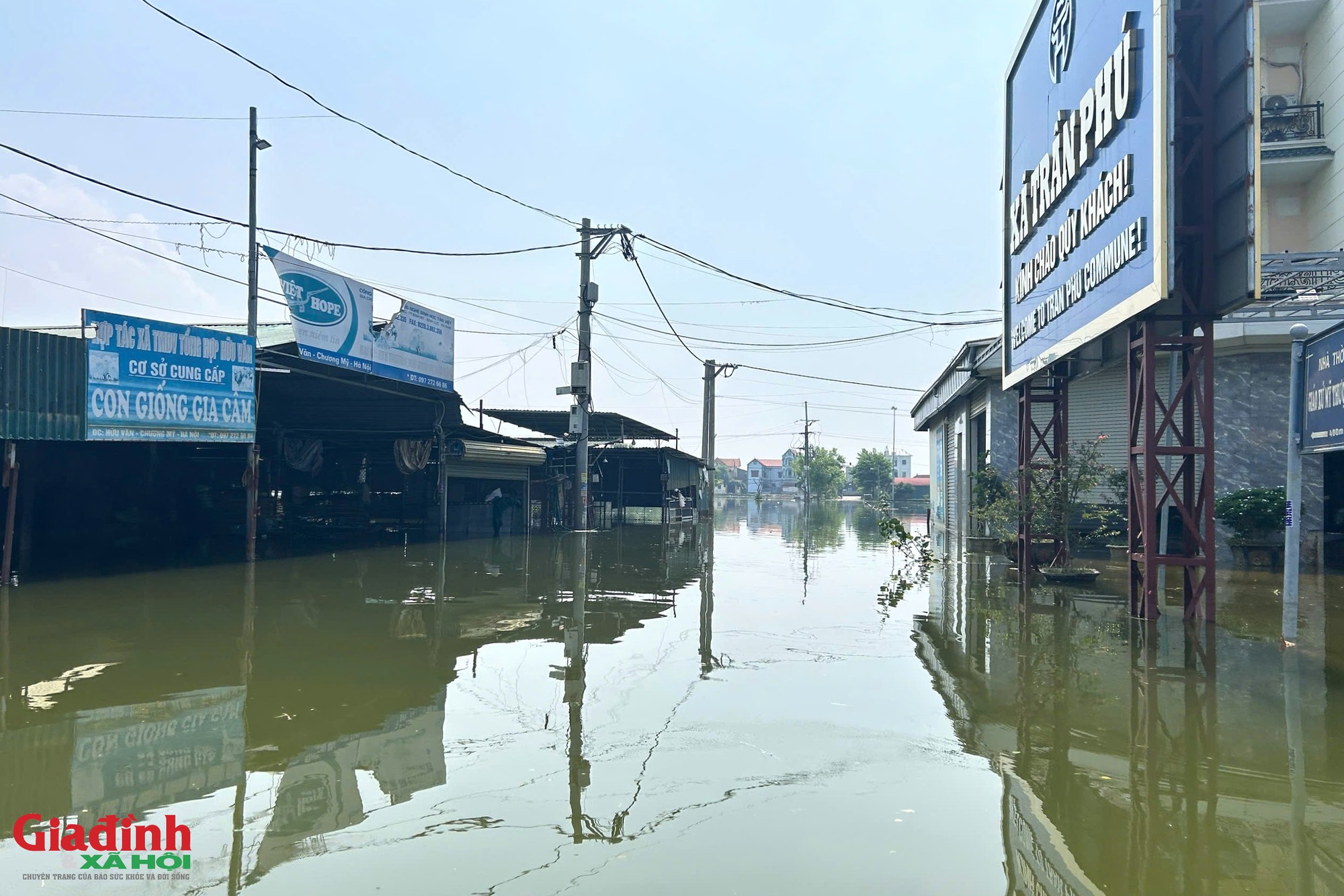 Hà Nội: Nhiều khu dân cư ven sông Bùi ngập sâu nửa mét , Giao thông đình trệ - Ảnh 3.