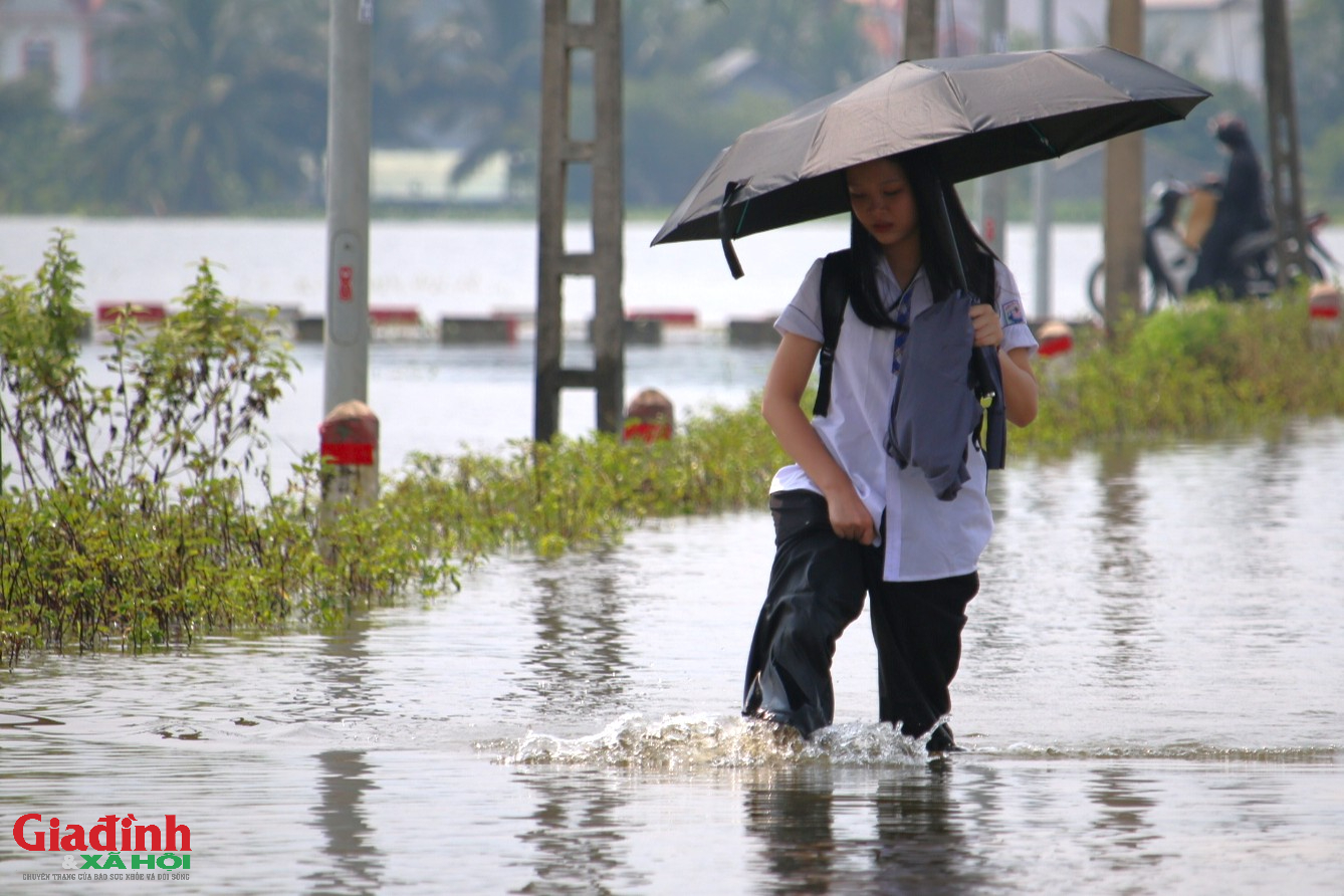 Hà Nội: Nhiều khu dân cư ven sông Bùi ngập sâu nửa mét , Giao thông đình trệ - Ảnh 10.