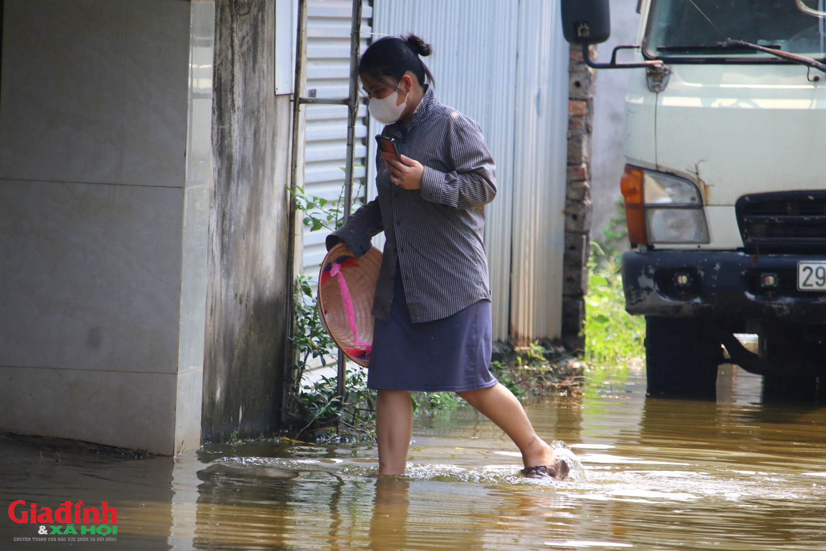 Hà Nội: Nhiều khu dân cư ven sông Bùi ngập sâu nửa mét , Giao thông đình trệ - Ảnh 11.