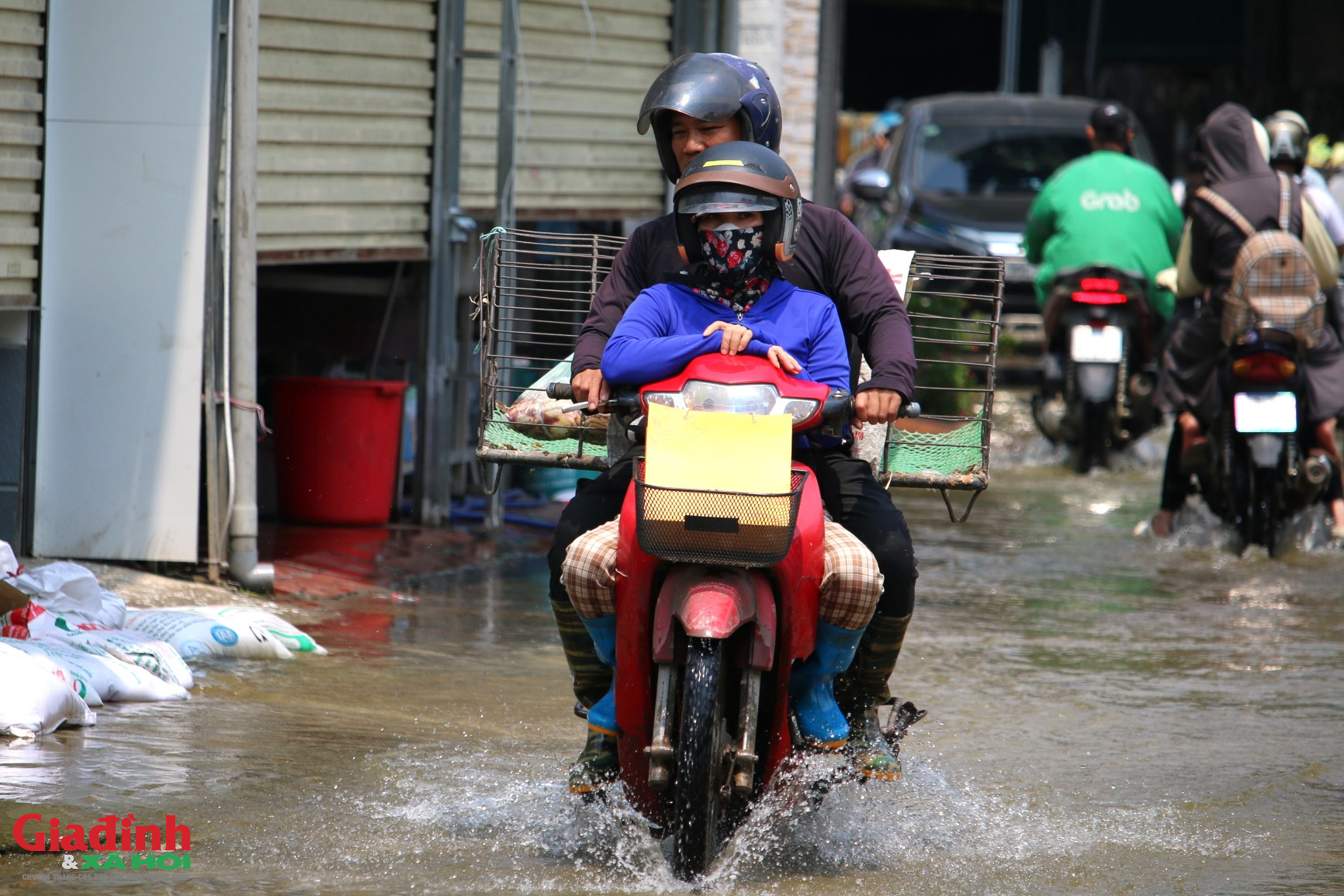 Hà Nội: Nhiều khu dân cư ven sông Bùi ngập sâu nửa mét , Giao thông đình trệ - Ảnh 17.