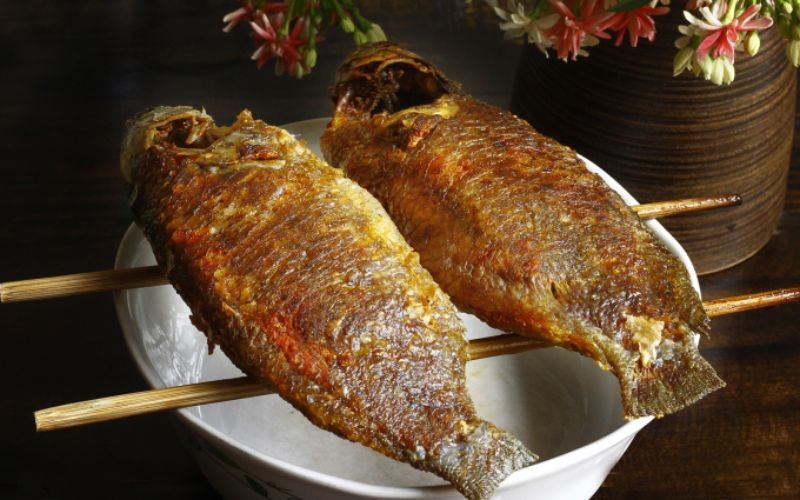 R&aacute;n c&aacute; kh&ocirc;ng d&iacute;nh chảo: Tr&aacute;nh ngay 6 lỗi thường gặp khi chi&ecirc;n c&aacute; - Ảnh 8.