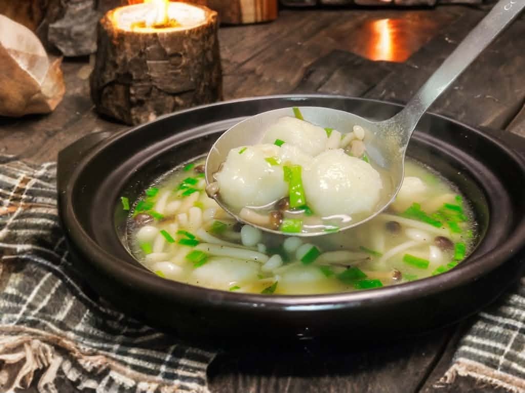nguy&ecirc;n liệu n&agrave;y trong một b&aacute;t để c&oacute; một b&aacute;t s&uacute;p thơm ngon, s&aacute;nh mịn với hương vị nấm đậm đ&agrave;, k&iacute;ch th&iacute;ch vị gi&aacute;c - Ảnh 1.
