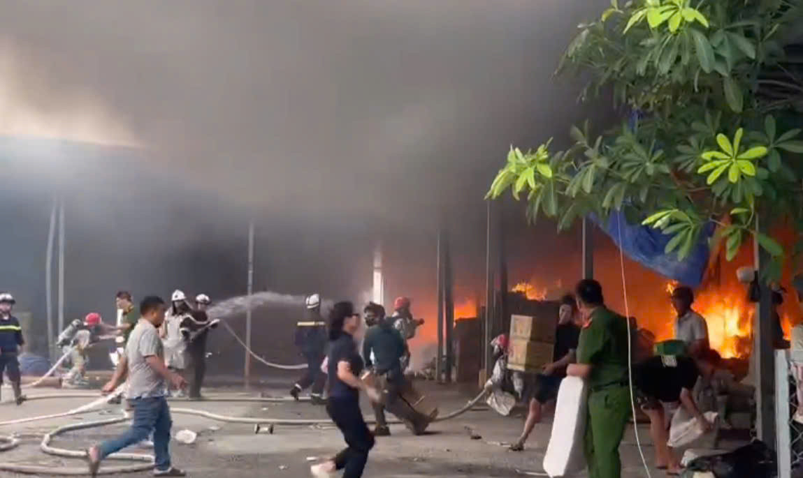 Hà Nội: Ngọn lửa bao trùm dãy nhà kho ven sông Bạch Đằng, lực lượng chức năng cấp tập chữa cháy - Ảnh 1.