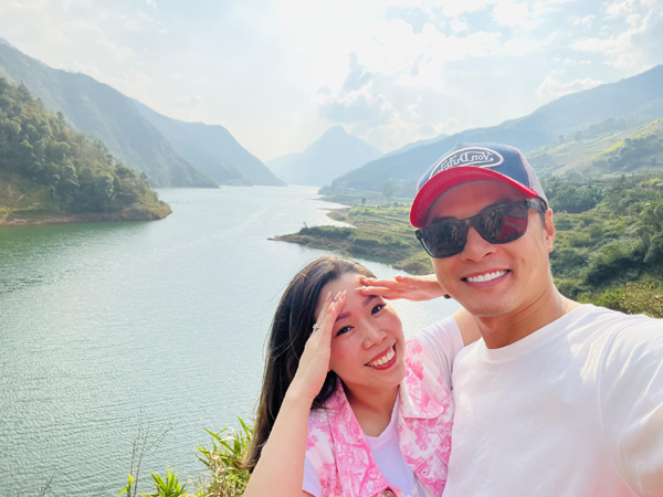 Hồng Đăng v&agrave; cuộc sống vi&ecirc;n m&atilde;n b&ecirc;n gia đ&igrave;nh trong biệt thự 3 mặt tiền đắt đỏ - Ảnh 2.
