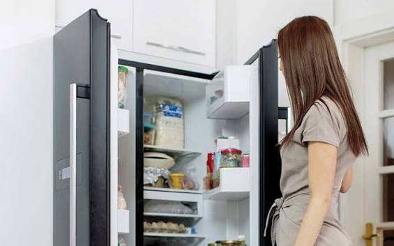 B&iacute; quyết vệ sinh tủ lạnh nhanh v&agrave; sạch từ cuộn giấy vệ sinh - Ảnh 1.