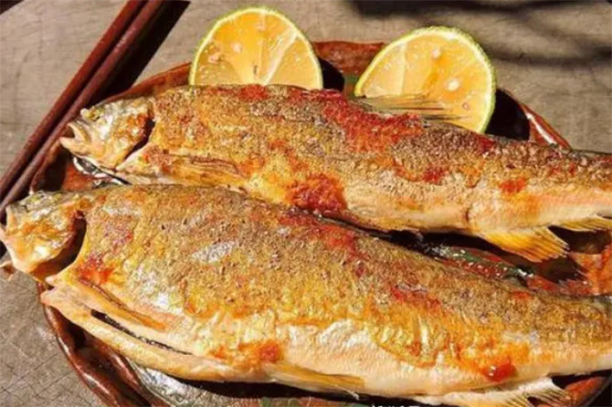 R&aacute;n c&aacute; kh&ocirc;ng d&iacute;nh chảo: Tr&aacute;nh ngay 6 lỗi thường gặp khi chi&ecirc;n c&aacute; - Ảnh 1.