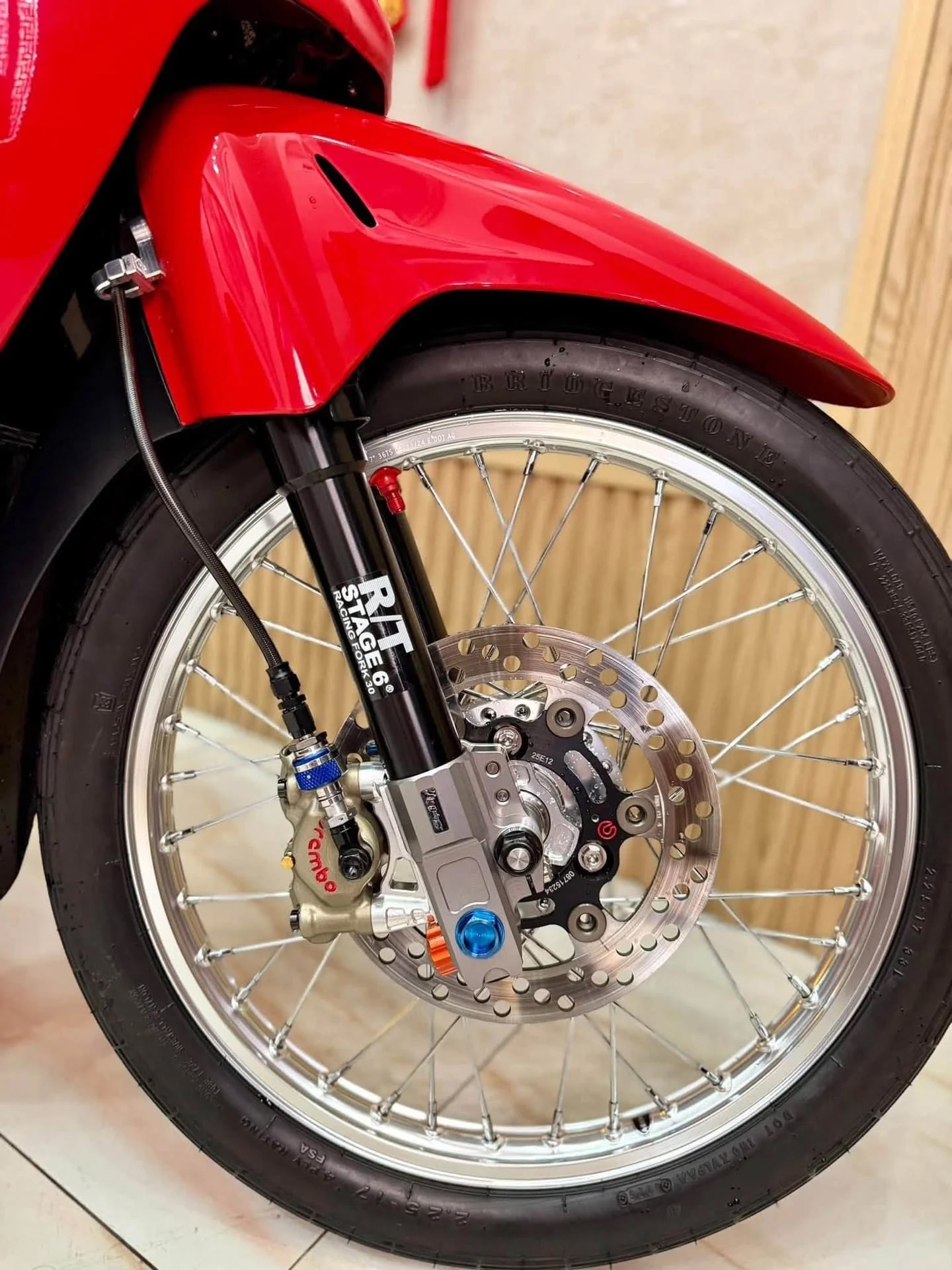 Xe số 125cc Honda Wave 125 gi&aacute; 600 triệu đồng , Điều g&igrave; khiến n&oacute; đặc biệt? - Ảnh 3.