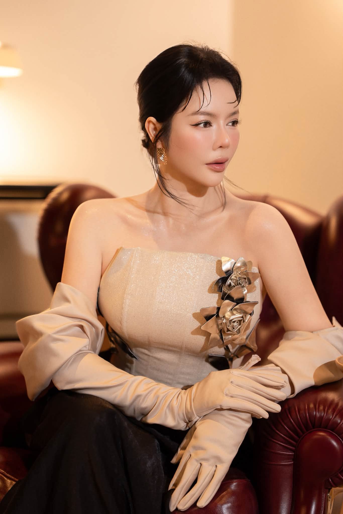 L&yacute; Nh&atilde; Kỳ u 50: Q&uacute;y c&ocirc; sang chảnh với t&uacute;i Chanel hơn nửa tỷ đồng tại sự kiện - Ảnh 1.