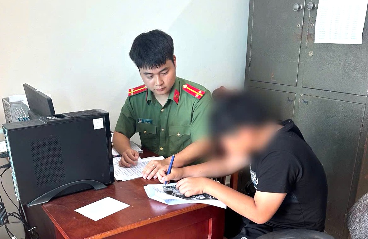Thiếu ni&ecirc;n 13 tuổi sử dụng t&agrave;i khoản Tiktok chia sẻ clip khi&ecirc;u d&acirc;m - Ảnh 1.