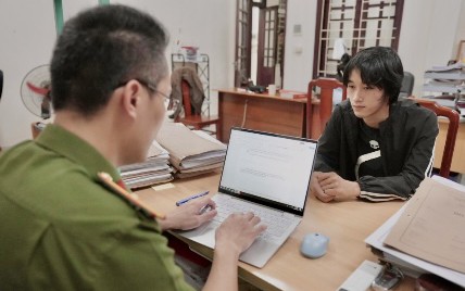 Công an Hà Nội tìm bị hại vụ cướp tài sản tại ngã tư Trần Duy Hưng - Phạm Hùng - Ảnh 2.