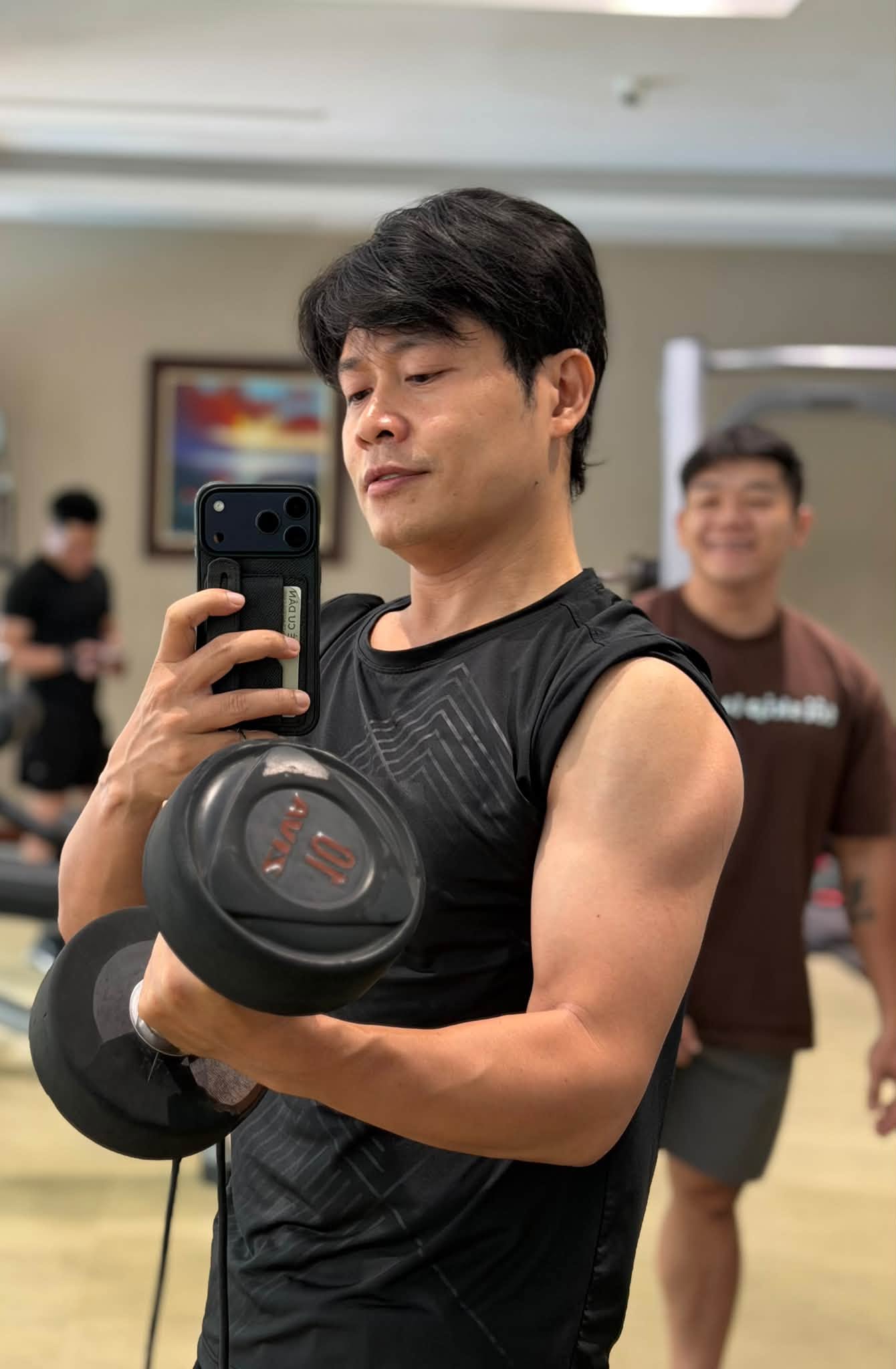Nguyễn Văn Chung khoe body săn chắc , Trang Ph&aacute;p tỏa s&aacute;ng với thời trang dạo phố - Ảnh 7.