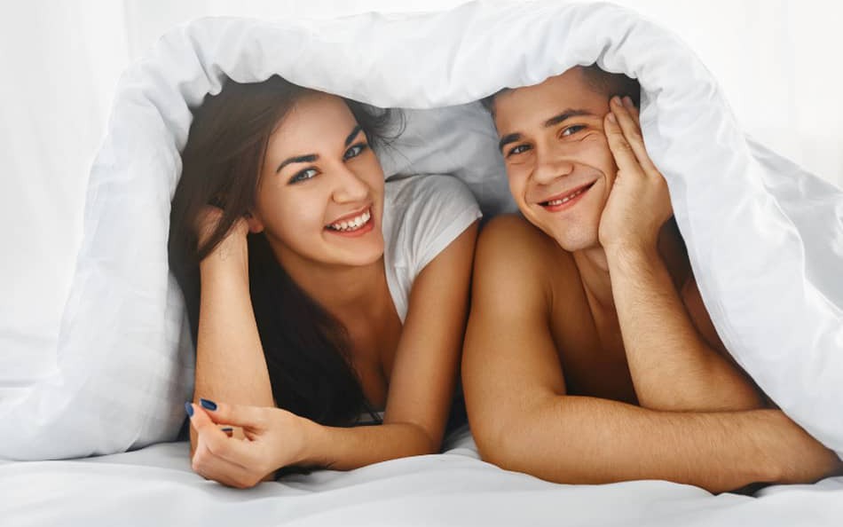 3 Kiểu giao tiếp trước khi ngủ giúp vợ chồng kết nối cảm xúc hơn - Ảnh 2.