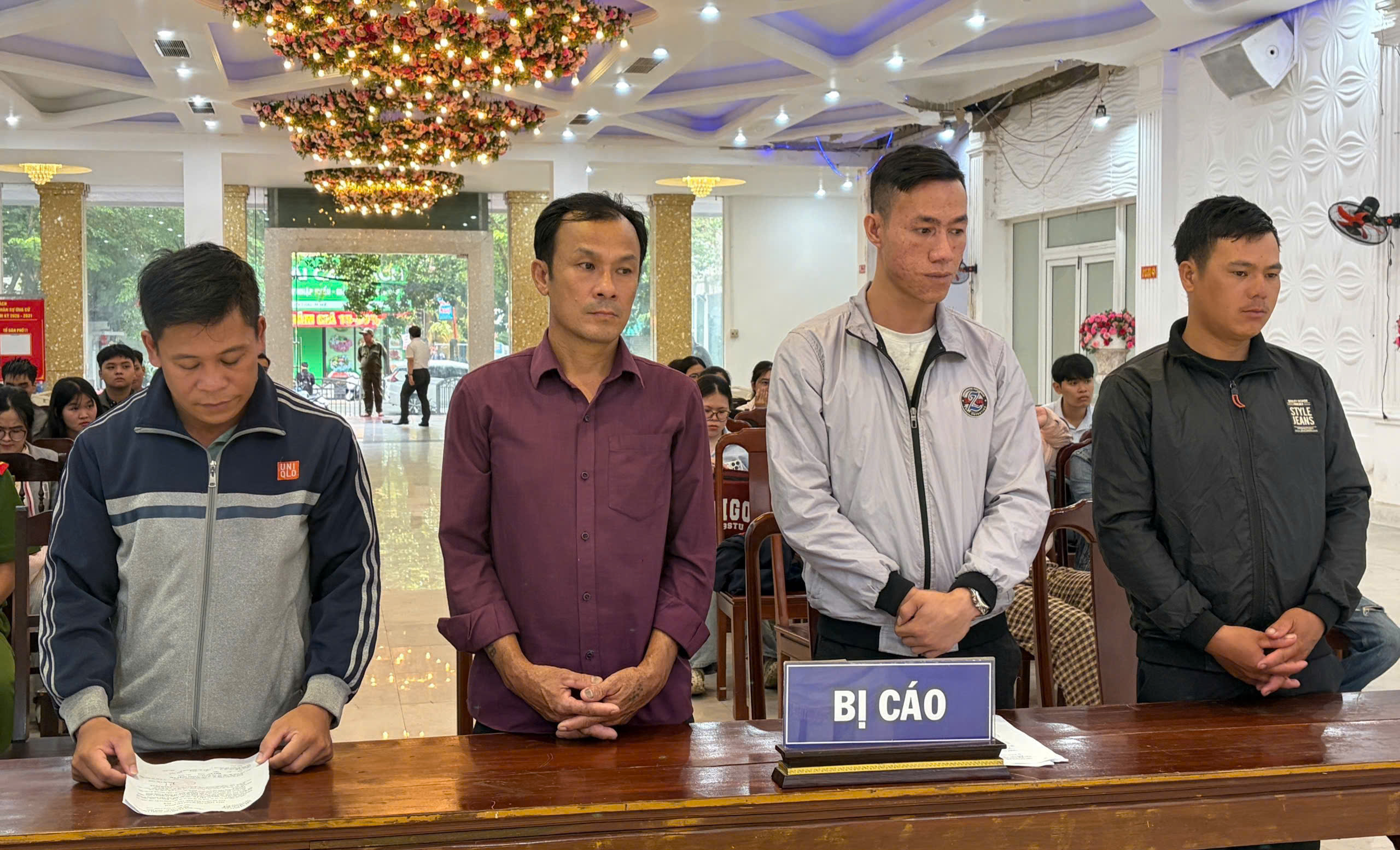 Rượt đuổi, đ&aacute;nh nhau do m&acirc;u thuẫn khi d&ugrave;ng thuyền chở kh&aacute;ch tr&aacute;nh lũ - Ảnh 2.