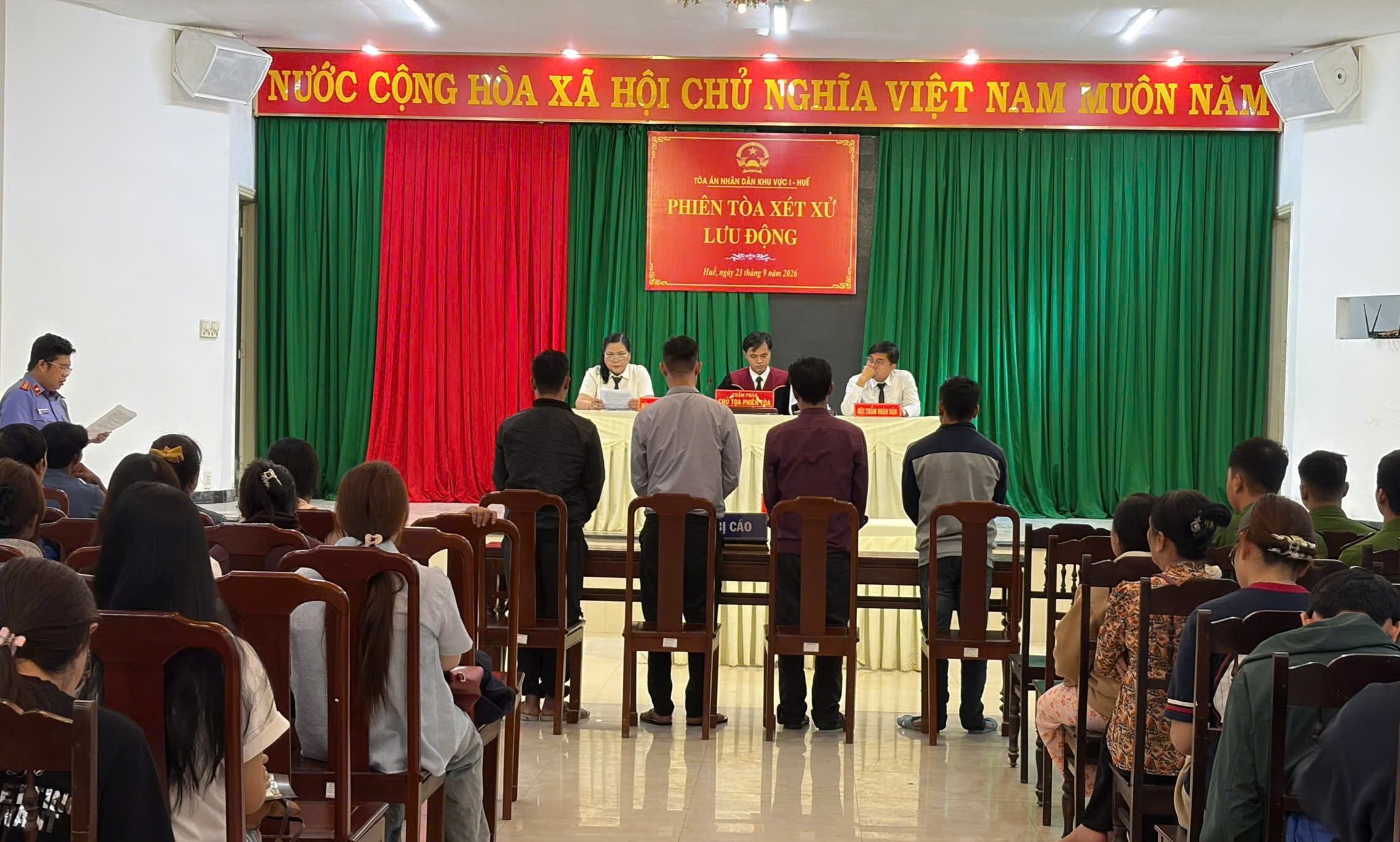 Rượt đuổi, đ&aacute;nh nhau do m&acirc;u thuẫn khi d&ugrave;ng thuyền chở kh&aacute;ch tr&aacute;nh lũ - Ảnh 1.