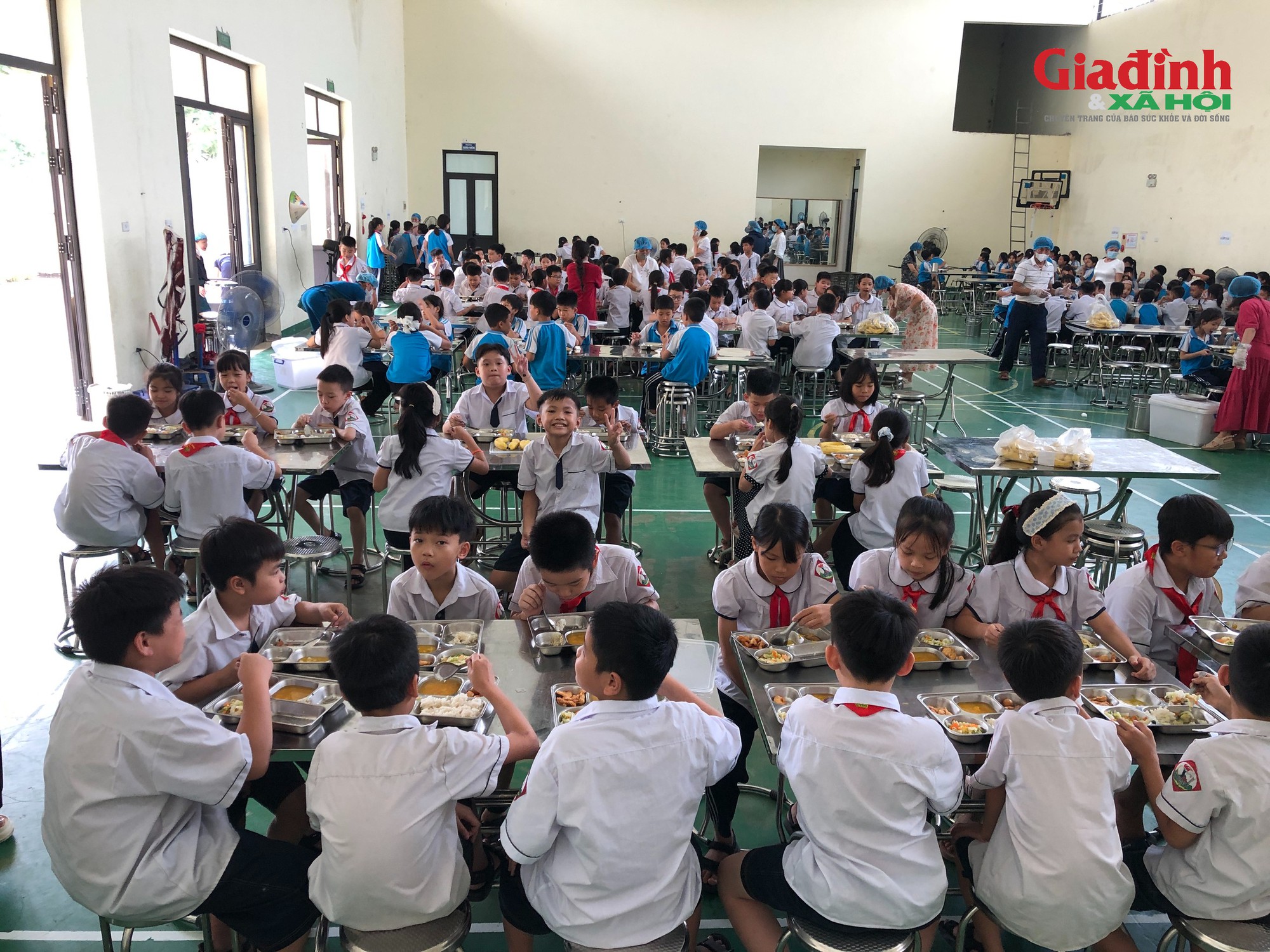 Sau kiểm tra đột xuất, H&agrave; Nội ph&aacute;t hiện h&agrave;ng loạt bất cập tại bếp ăn b&aacute;n tr&uacute; Trường Tiểu học Quảng Bị 1 - Ảnh 2.