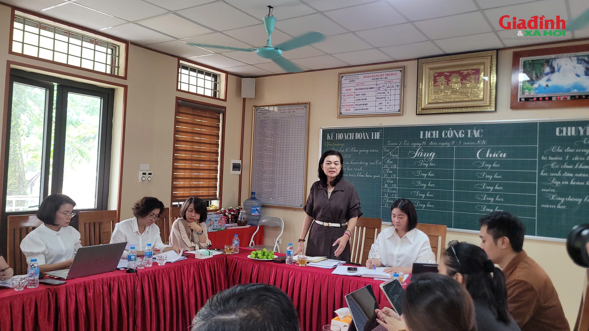 Sau kiểm tra đột xuất, H&agrave; Nội ph&aacute;t hiện h&agrave;ng loạt bất cập tại bếp ăn b&aacute;n tr&uacute; Trường Tiểu học Quảng Bị 1 - Ảnh 4.
