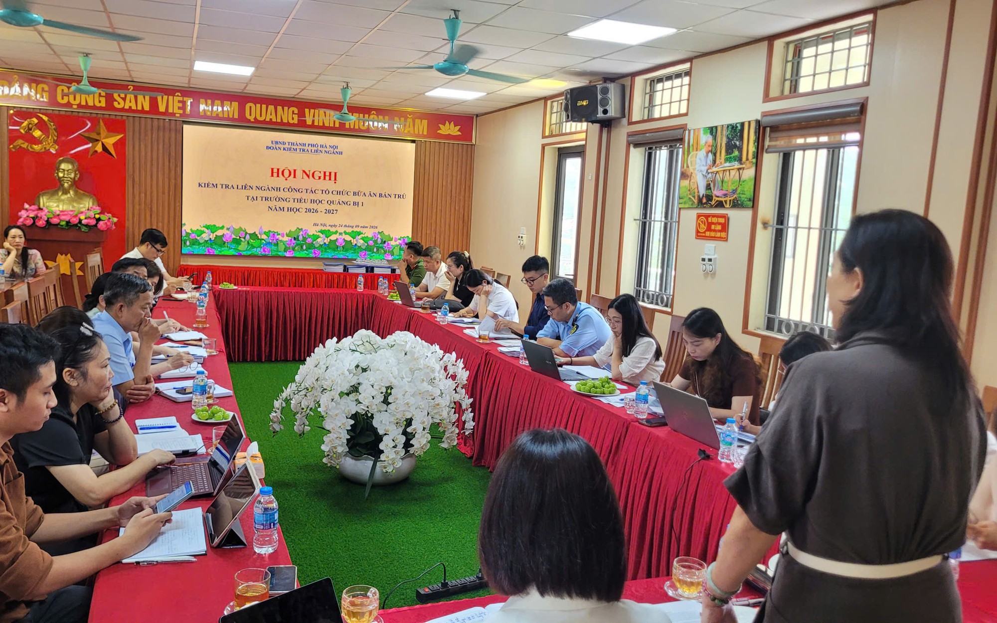 Sau kiểm tra đột xuất, H&agrave; Nội ph&aacute;t hiện h&agrave;ng loạt bất cập tại bếp ăn b&aacute;n tr&uacute; Trường Tiểu học Quảng Bị 1 - Ảnh 1.