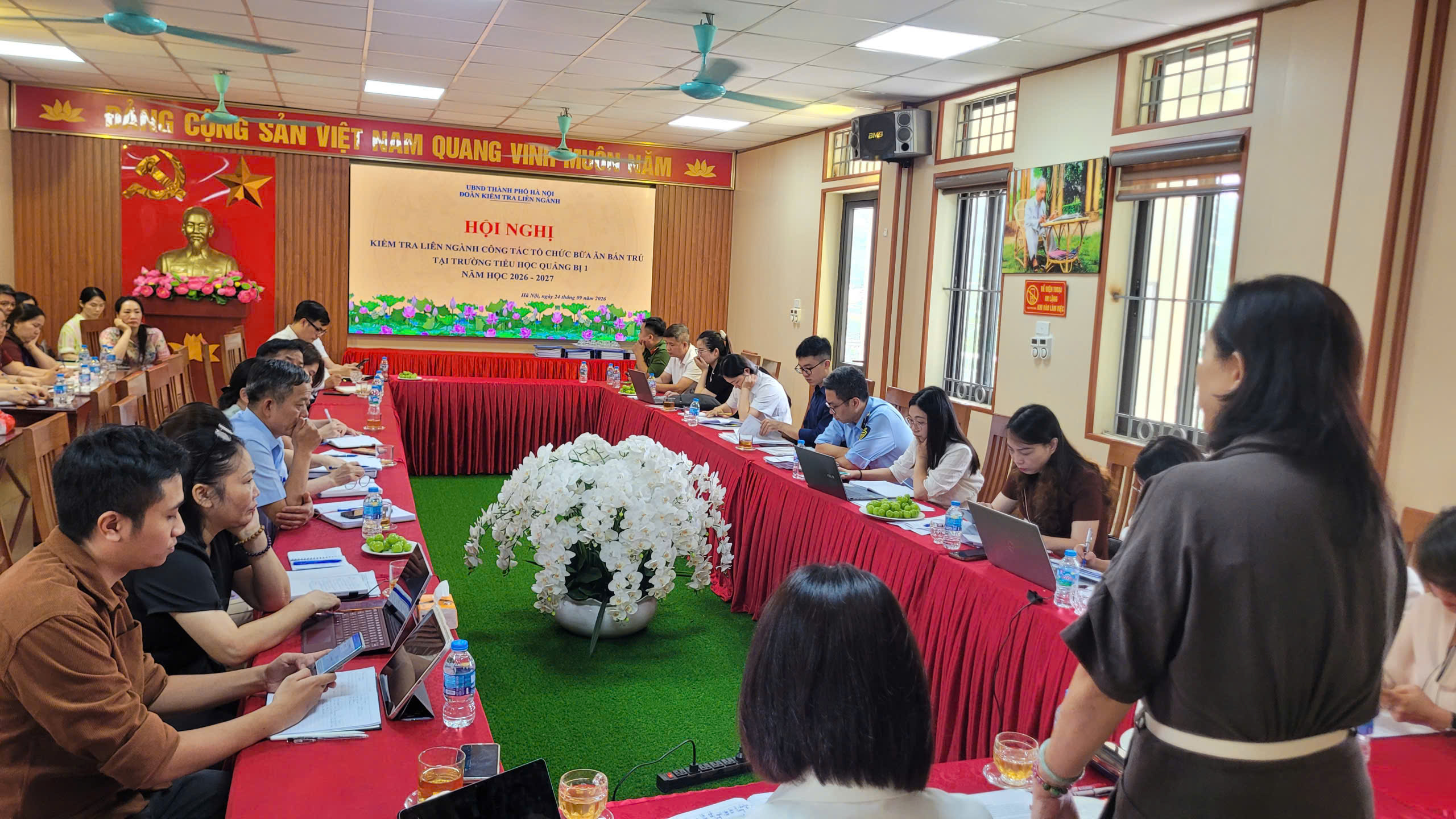 H&agrave; Nội kiểm tra suất ăn b&aacute;n tr&uacute; tại Trường Tiểu học Quảng Bị 1 sau nghi vấn t&oacute;p mỡ - Ảnh 2.