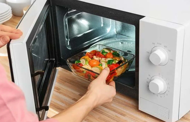 C&oacute; n&ecirc;n h&acirc;m n&oacute;ng rau bằng l&ograve; vi s&oacute;ng để bảo vệ dinh dưỡng? - Ảnh 1.
