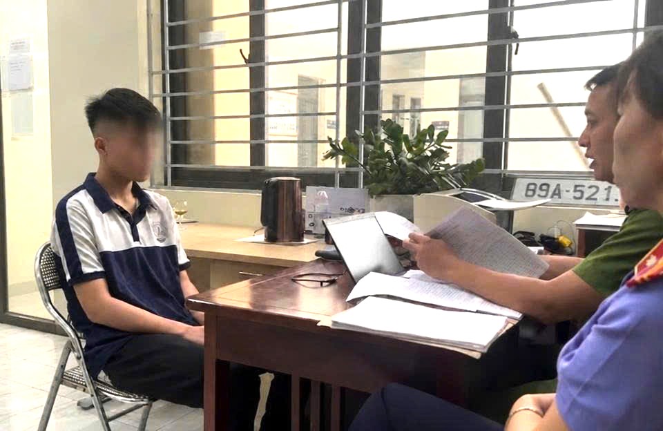 Cầm gạch n&eacute;m người đi đường - Ảnh 1.