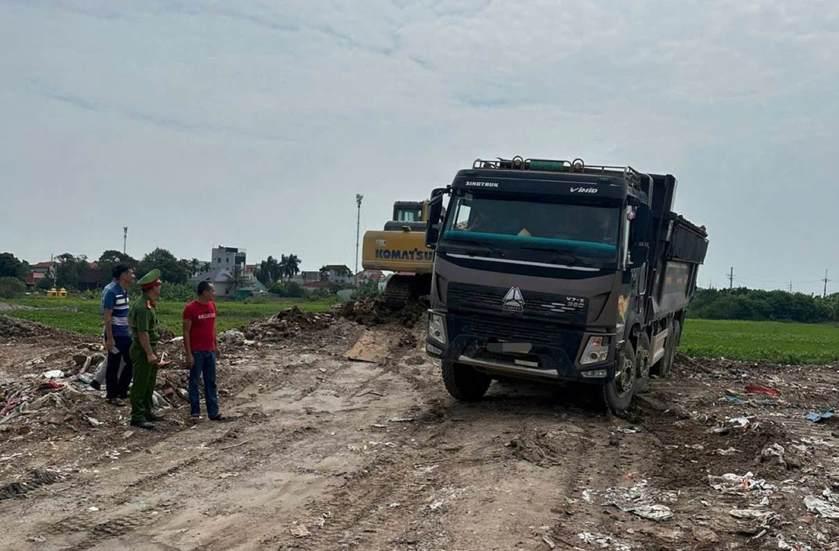 Khởi tố Gi&aacute;m đốc C&ocirc;ng ty vận tải v&igrave; đổ tr&aacute;i ph&eacute;p chất thải x&acirc;y dựng tại H&agrave; Nội - Ảnh 1.