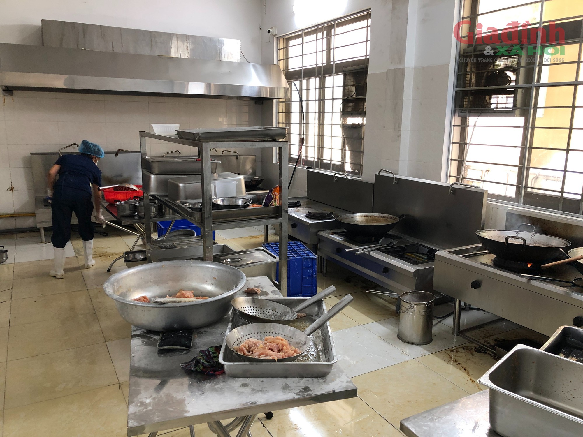 H&agrave; Nội: Cận cảnh bữa ăn b&aacute;n tr&uacute; tại trường Tiểu học Quảng Bị 1 năm 2026 - Ảnh 4.