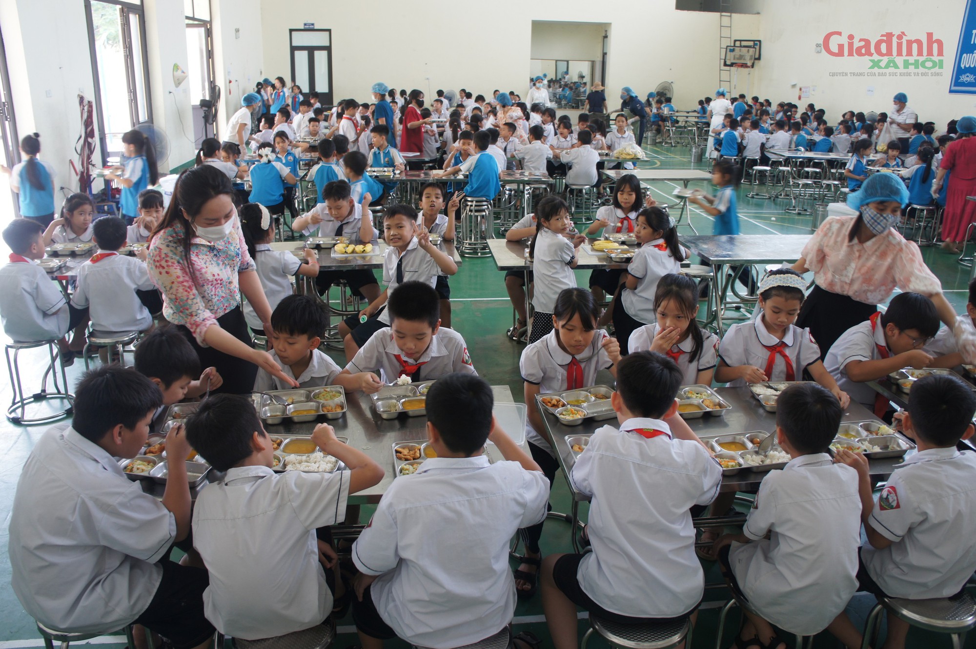 H&agrave; Nội: Cận cảnh bữa ăn b&aacute;n tr&uacute; tại trường Tiểu học Quảng Bị 1 năm 2026 - Ảnh 6.
