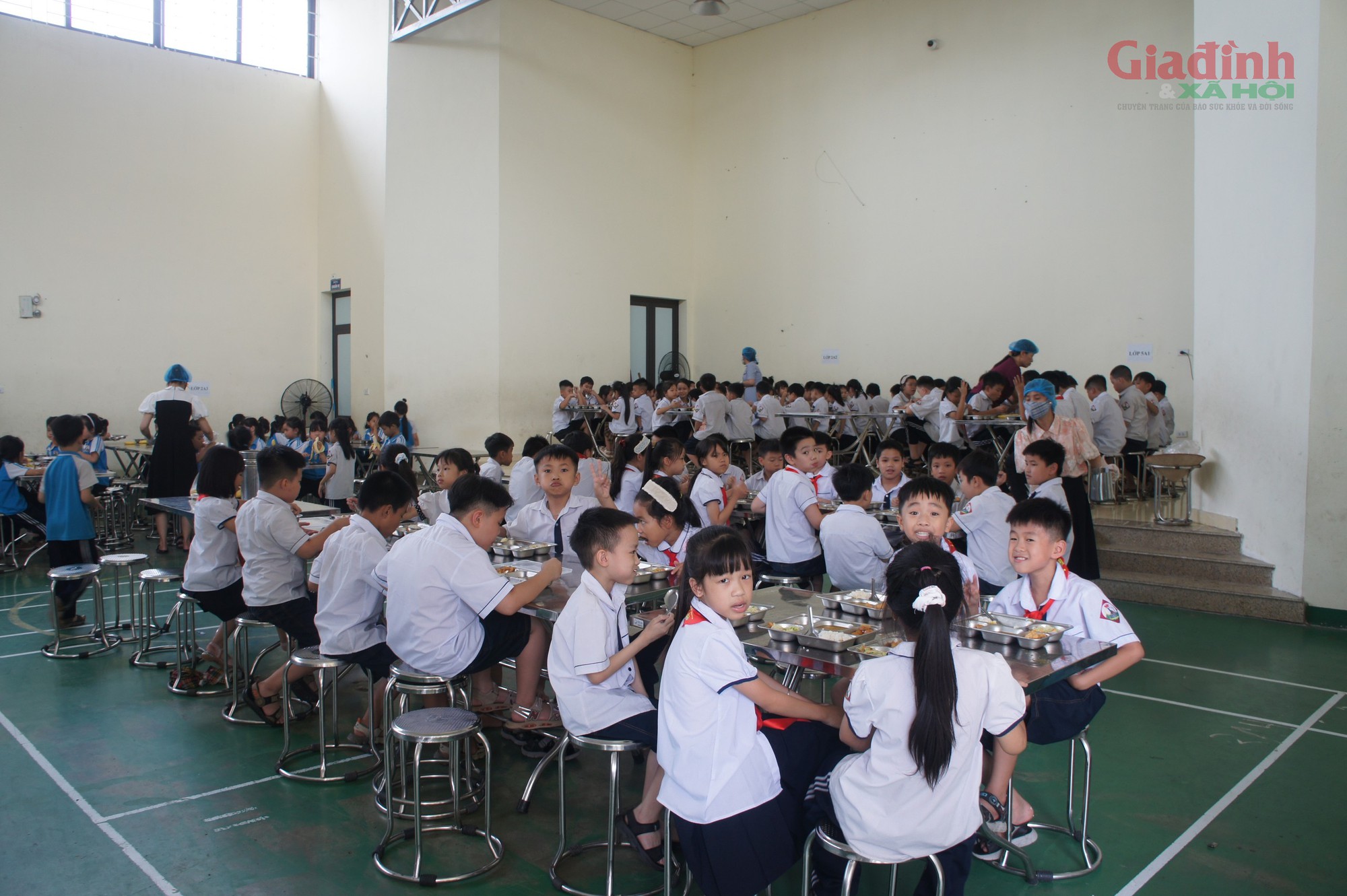 H&agrave; Nội: Cận cảnh bữa ăn b&aacute;n tr&uacute; tại trường Tiểu học Quảng Bị 1 năm 2026 - Ảnh 7.