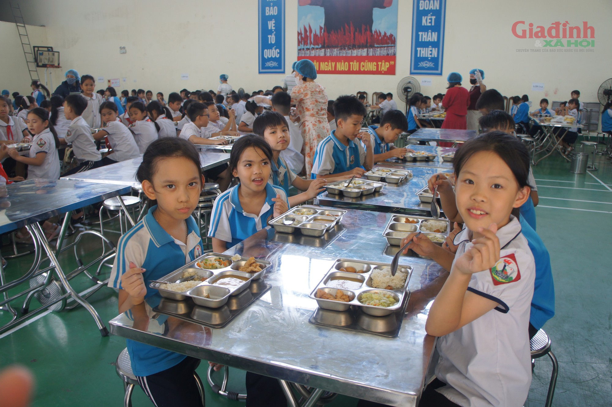 H&agrave; Nội: Cận cảnh bữa ăn b&aacute;n tr&uacute; tại trường Tiểu học Quảng Bị 1 năm 2026 - Ảnh 9.