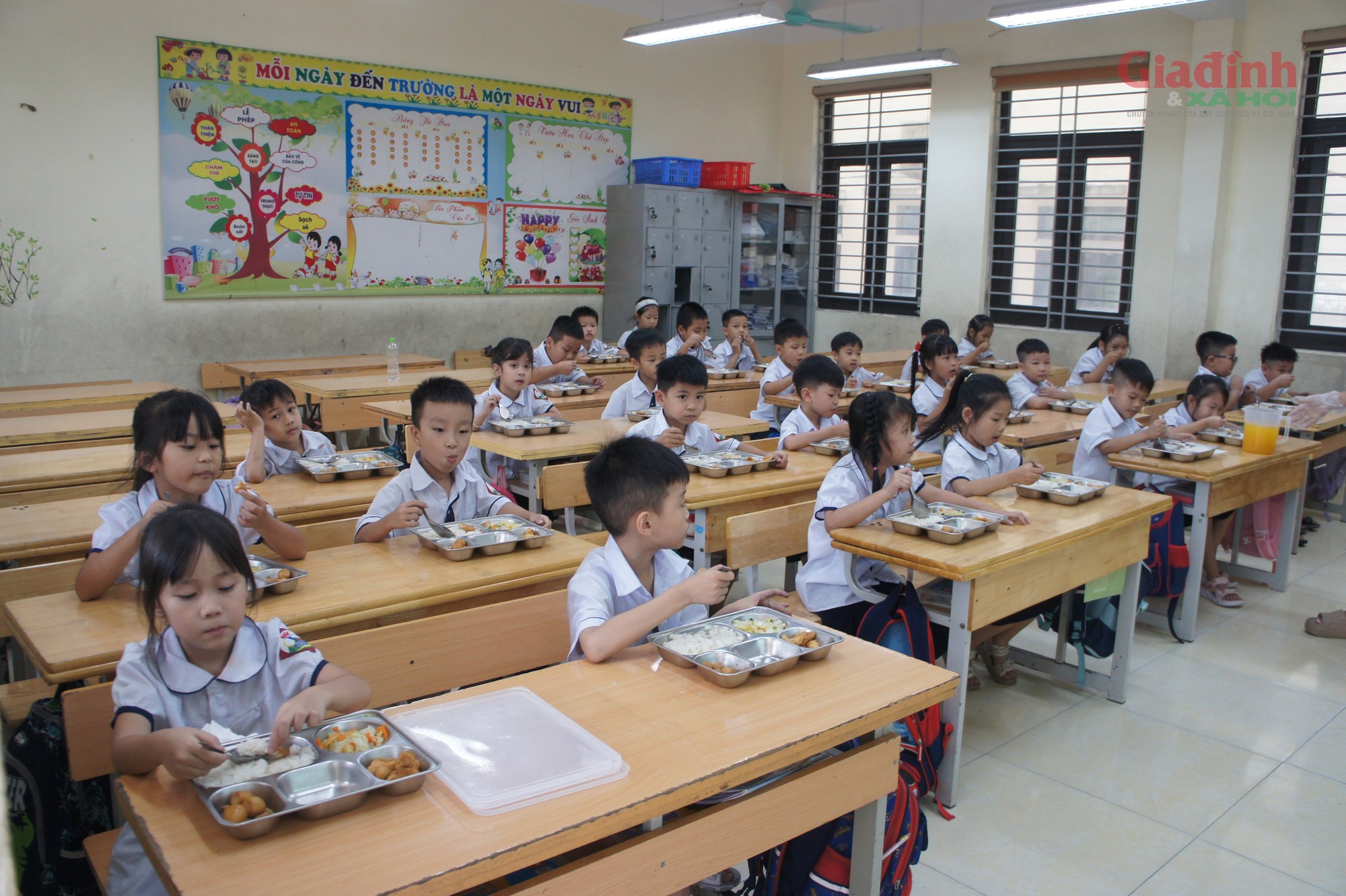 H&agrave; Nội: Cận cảnh bữa ăn b&aacute;n tr&uacute; tại trường Tiểu học Quảng Bị 1 năm 2026 - Ảnh 10.