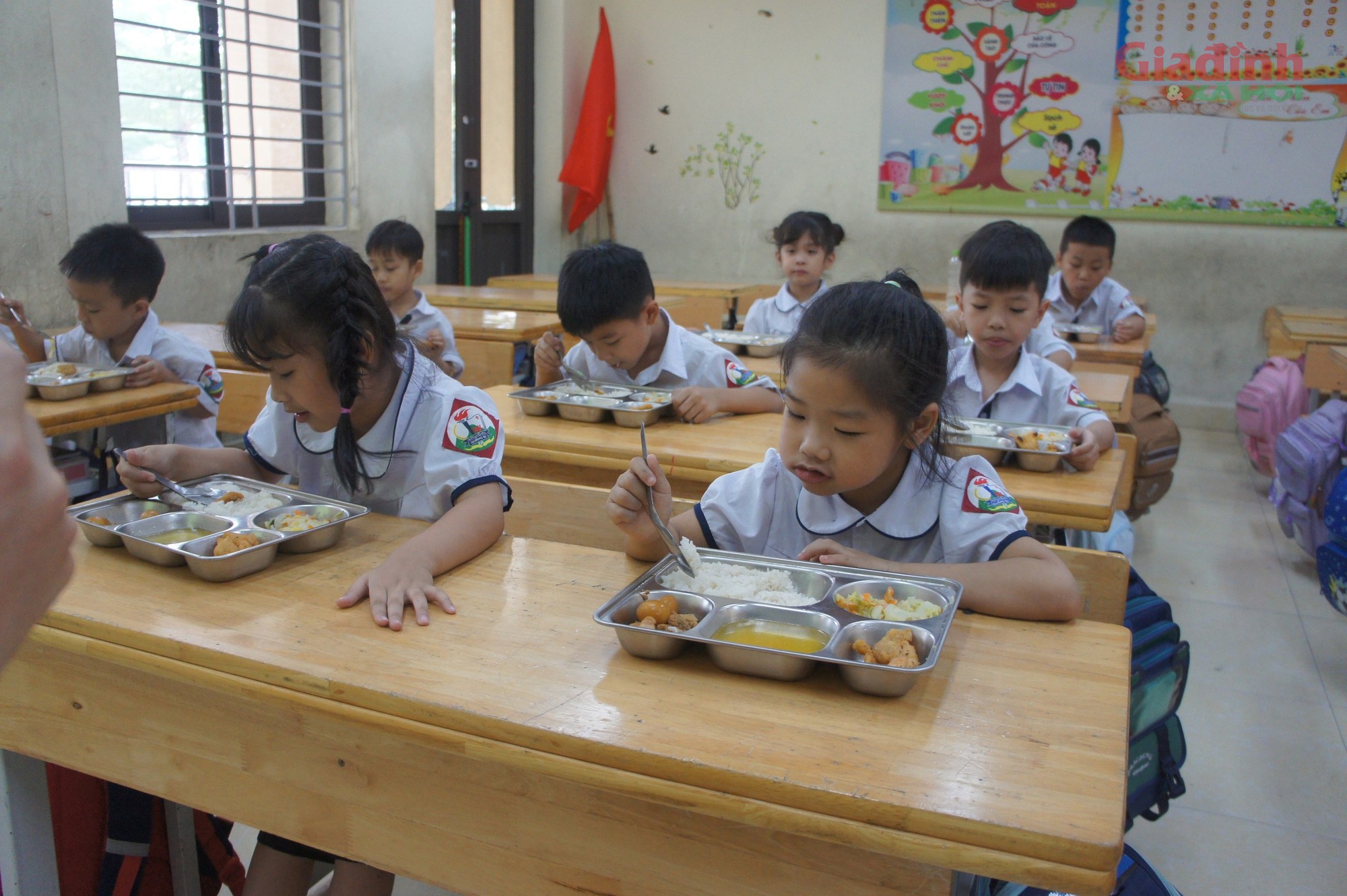 H&agrave; Nội: Cận cảnh bữa ăn b&aacute;n tr&uacute; tại trường Tiểu học Quảng Bị 1 năm 2026 - Ảnh 12.