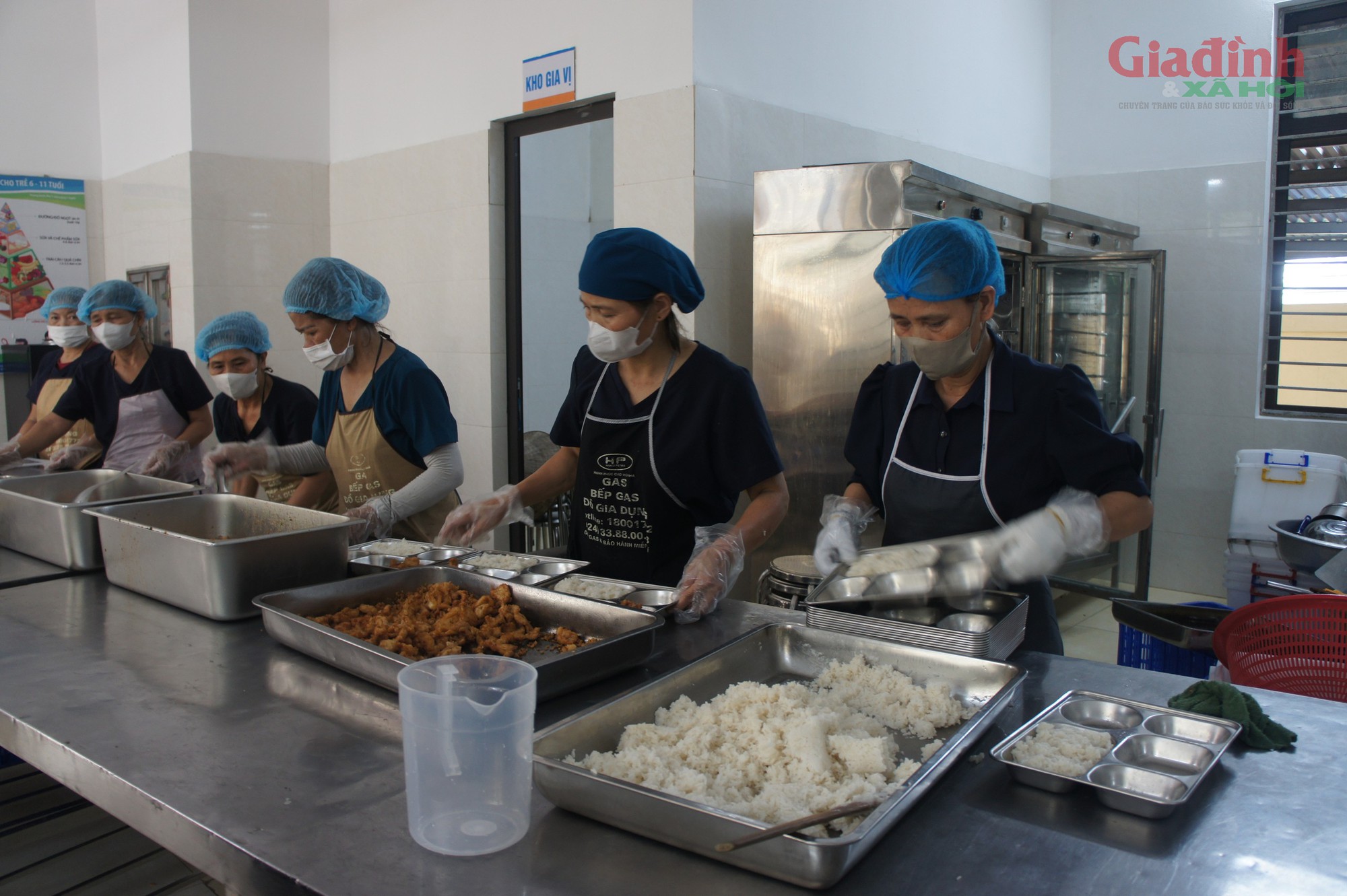 H&agrave; Nội: Cận cảnh bữa ăn b&aacute;n tr&uacute; tại trường Tiểu học Quảng Bị 1 năm 2026 - Ảnh 1.