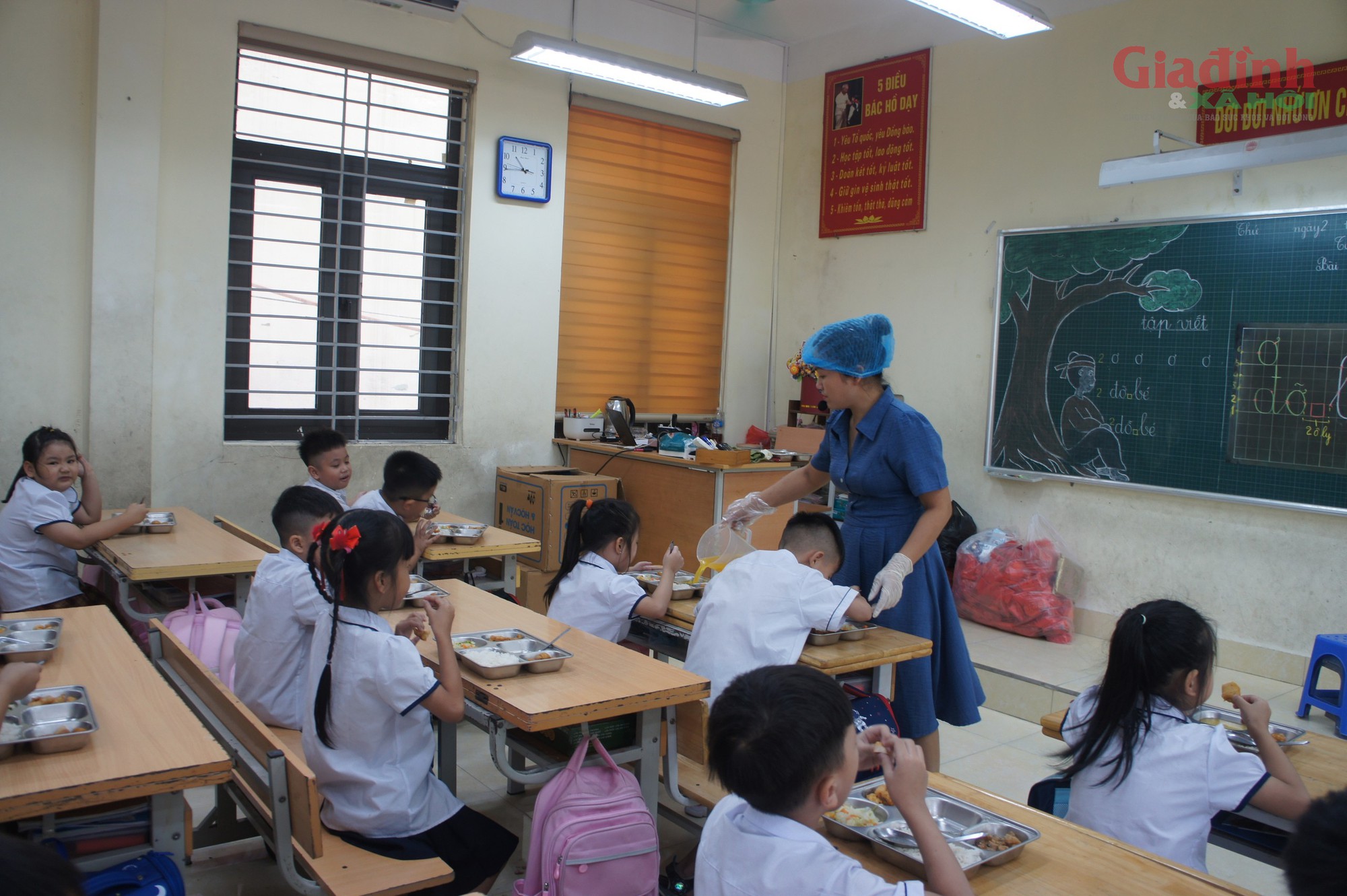 H&agrave; Nội: Cận cảnh bữa ăn b&aacute;n tr&uacute; tại trường Tiểu học Quảng Bị 1 năm 2026 - Ảnh 11.