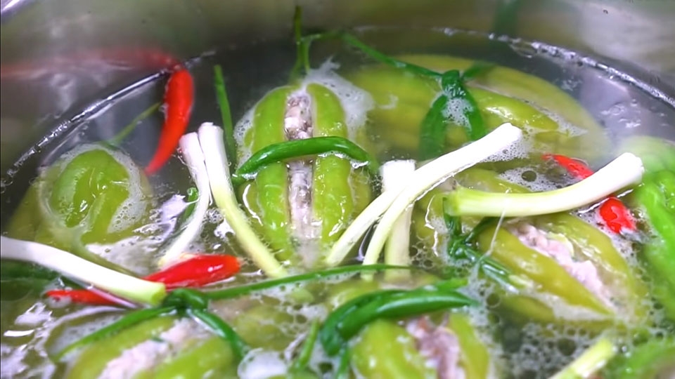 5 Mẹo nấu khổ qua nhồi thịt xanh đẹp , mềm ngon kh&ocirc;ng bị đắng gắt - Ảnh 3.