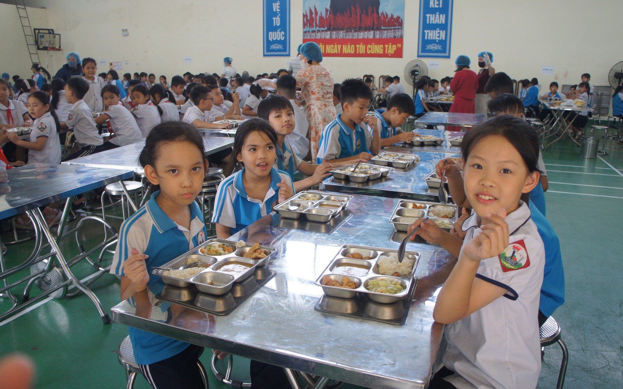 Sau sự việc cung ứng thực phẩm kh&ocirc;ng đảm bảo: Trường Tiểu học Quảng Bị 2 tạm dừng suất ăn b&aacute;n tr&uacute; - Ảnh 1.