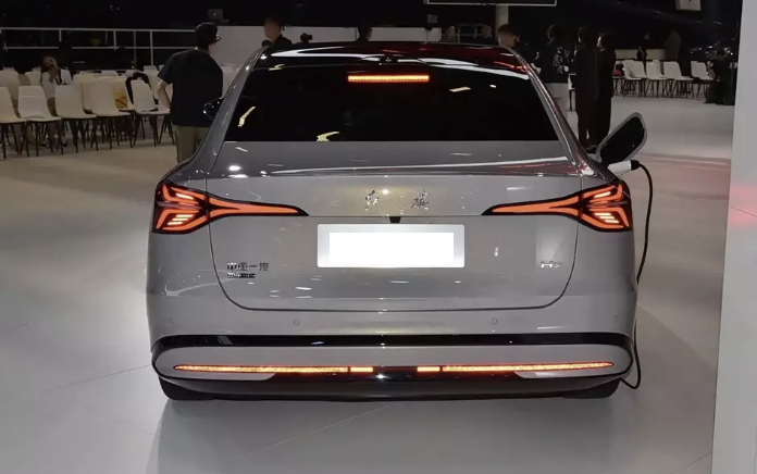 Sedan cao cấp Hongqi H7 PHEV 2027 giá cả thị trường và những điểm nổi bật - Ảnh 5.