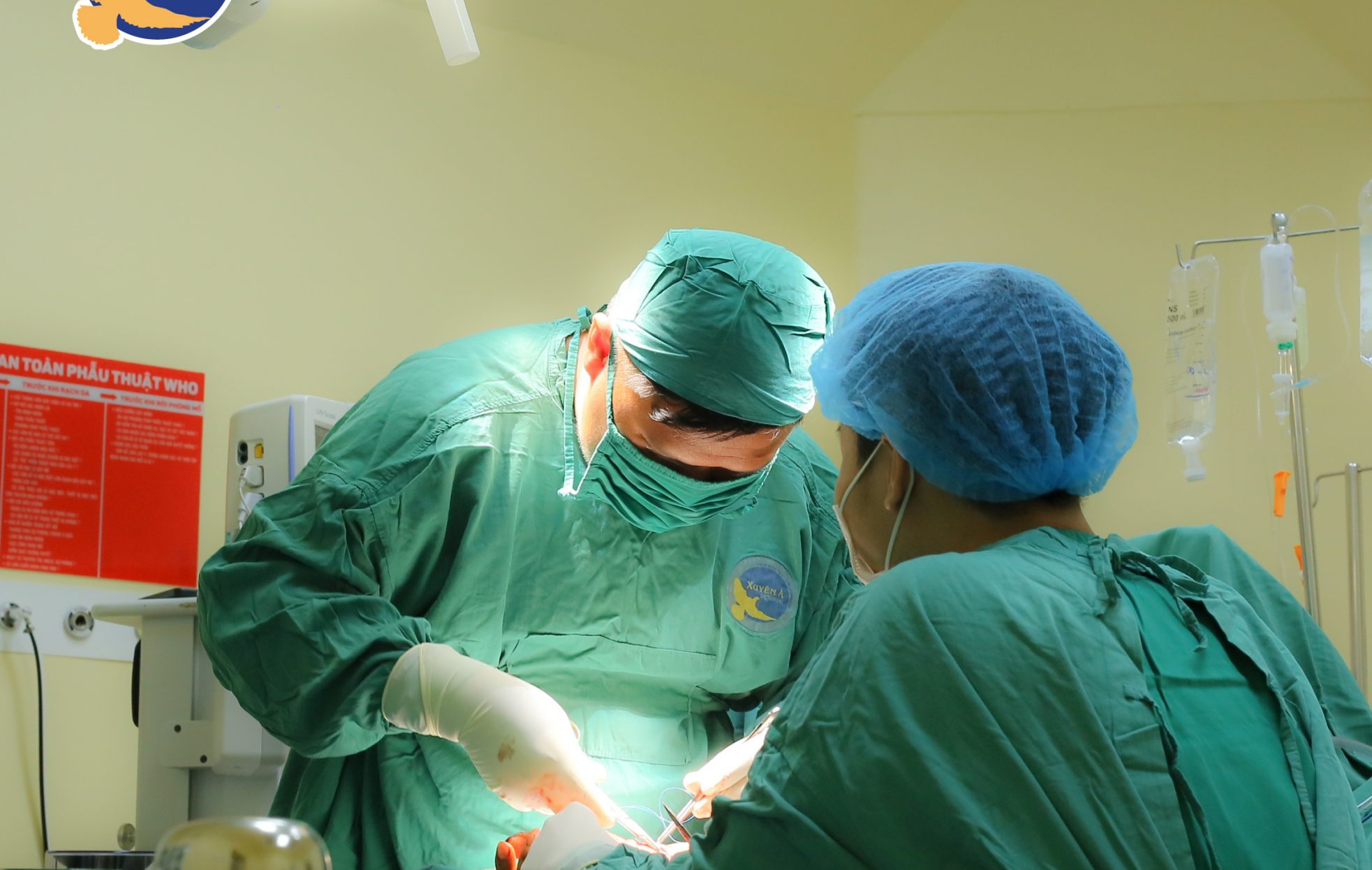 Đập tay vào kính lúc nóng giận, thanh niên 27 tuổi phải phẫu thuật cứu cánh tay 1 Đập tay vào kính lúc nóng giận, thanh niên 27 tuổi phải phẫu thuật cứu cánh tay - Ảnh 1.