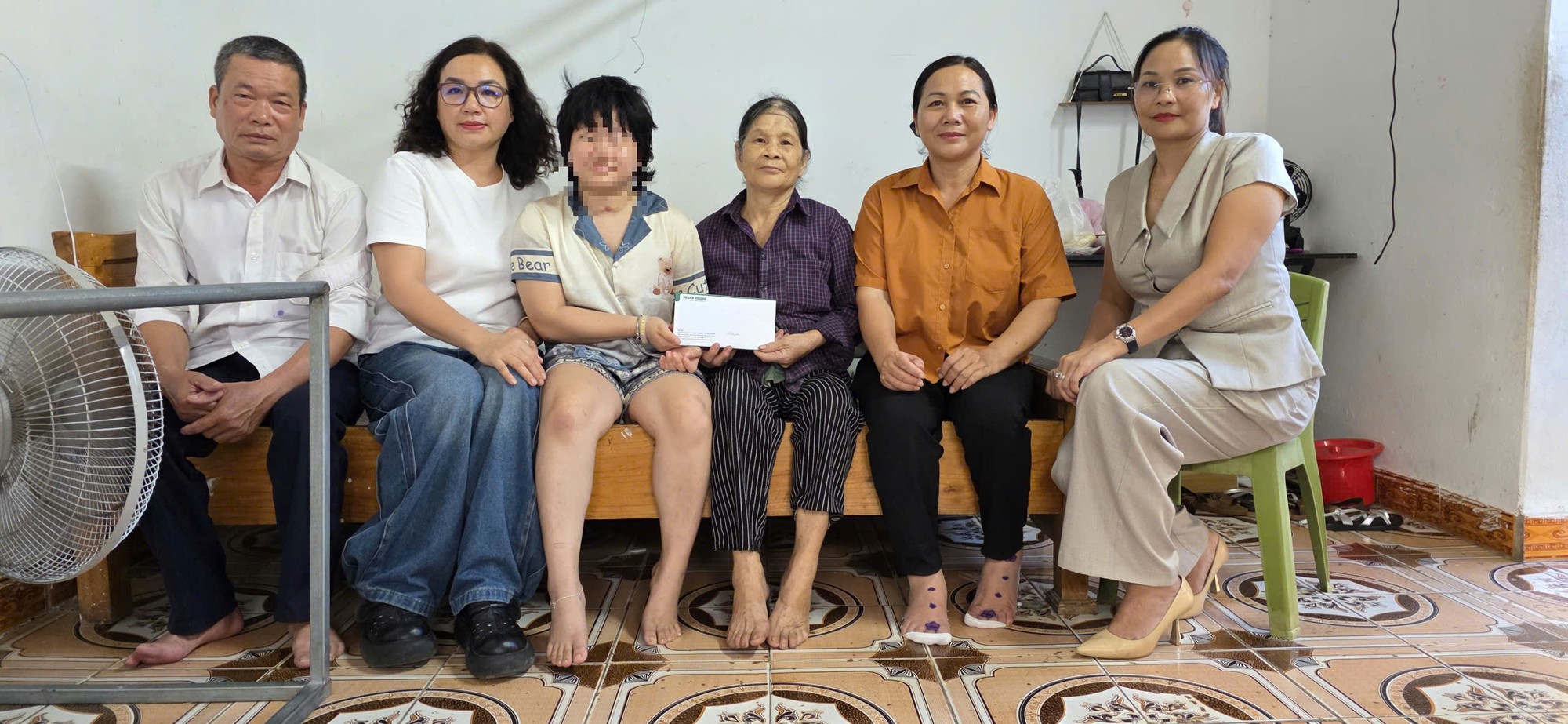 Quỹ V&ograve;ng tay nh&acirc;n &aacute;i hỗ trợ nữ sinh Hải Ph&ograve;ng bị tai nạn, phải nghỉ học  - Ảnh 1.