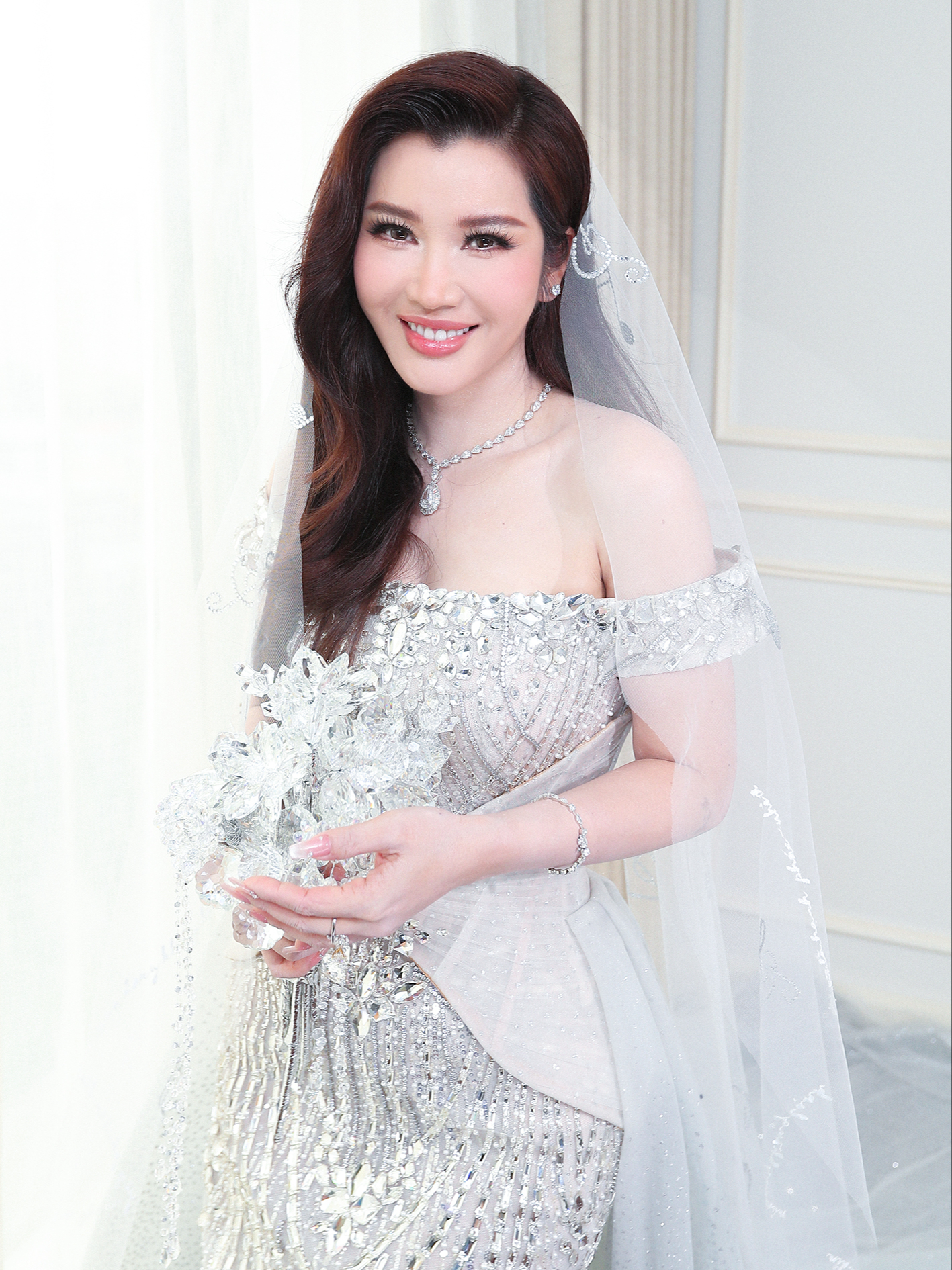 Thiết kế v&aacute;y cưới đặc biệt của vợ Akira Phan trước giờ G - Ảnh 4.
