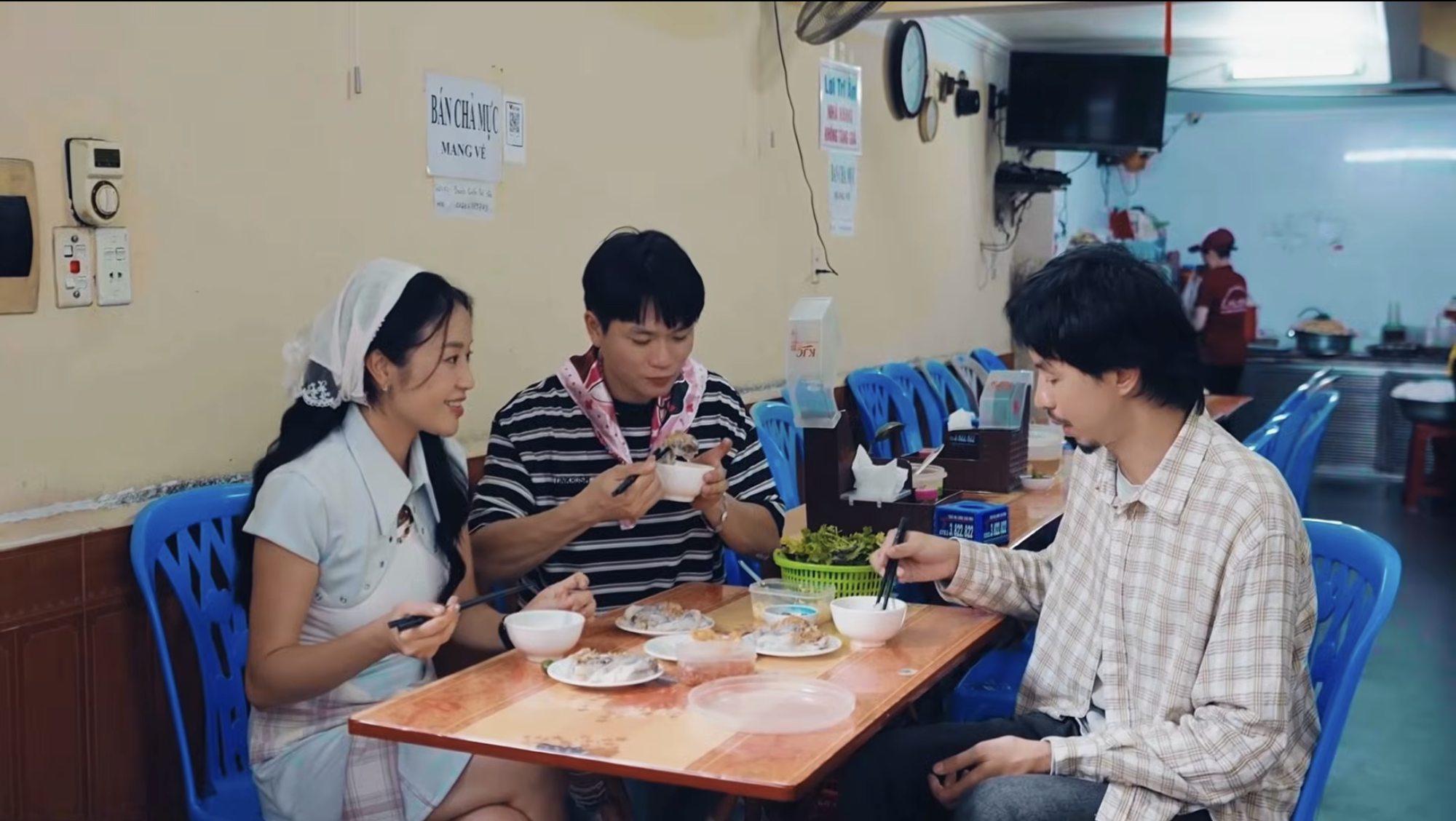 Rapper Đen V&acirc;u v&agrave; Tuấn Cry kh&aacute;m ph&aacute; ẩm thực độc đ&aacute;o tại Hạ Long năm 2026 - Ảnh 1.