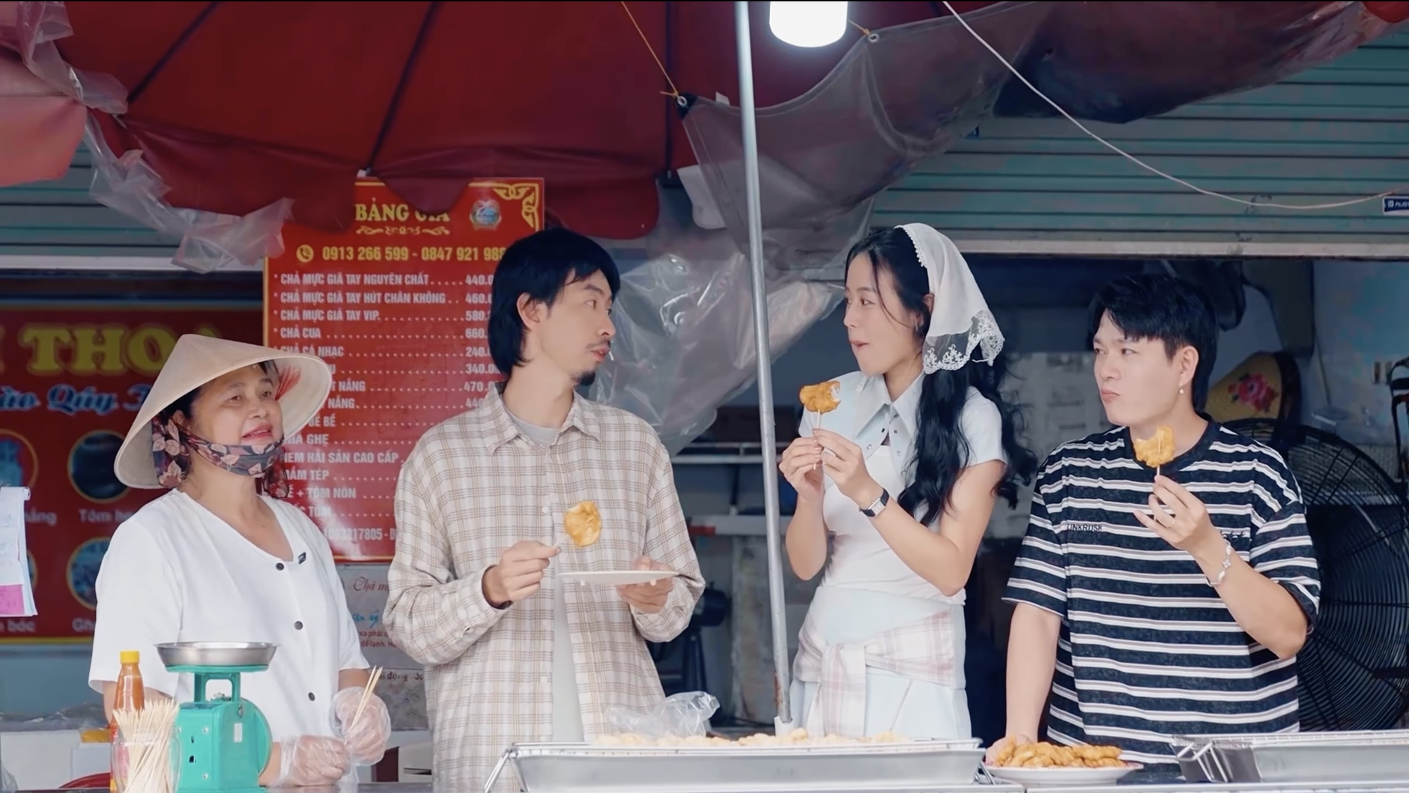 Rapper Đen V&acirc;u v&agrave; Tuấn Cry kh&aacute;m ph&aacute; ẩm thực độc đ&aacute;o tại Hạ Long năm 2026 - Ảnh 2.
