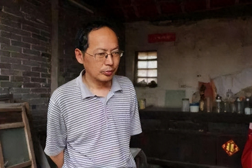 Thần đồng học toán cao cấp sống nhờ bố mẹ và trợ cấp ở tuổi U60 - Ảnh 2.