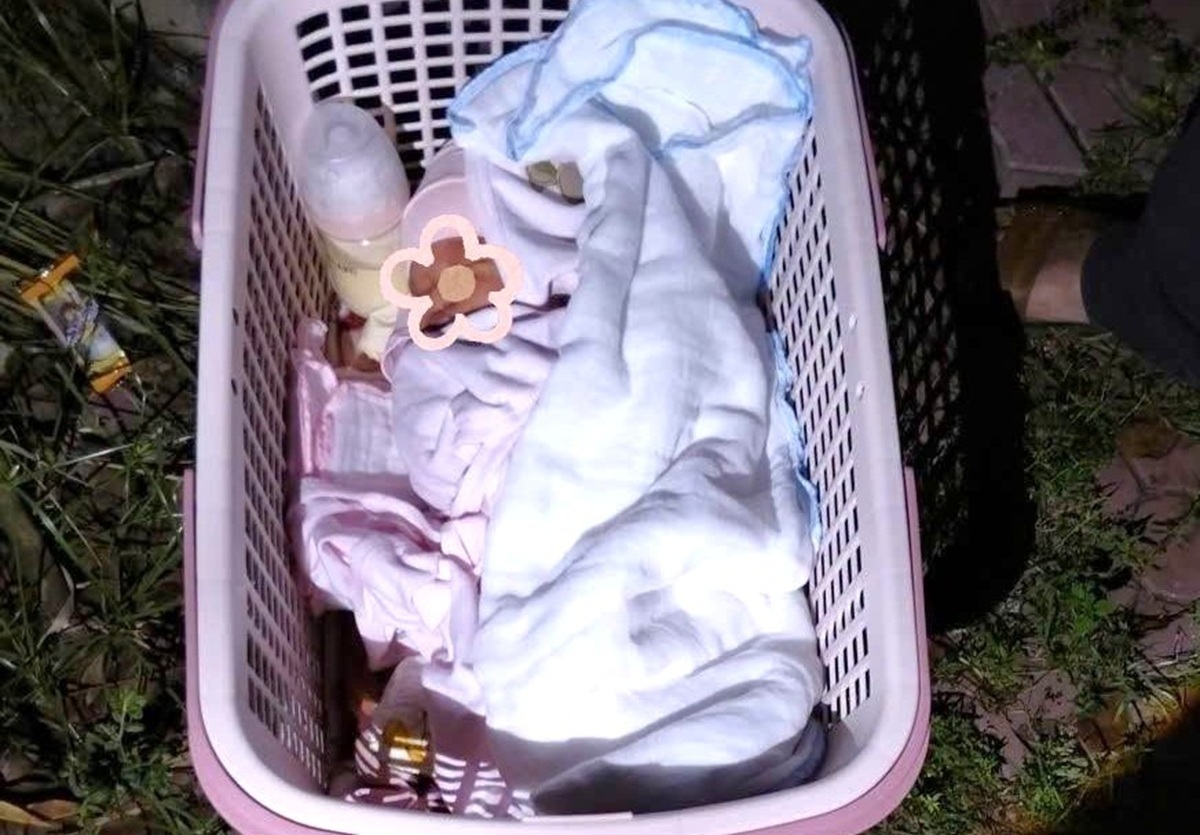 B&eacute; g&aacute;i sơ sinh bị bỏ lại trước nh&agrave;, k&egrave;m l&aacute; thư 'người mẹ bất hạnh' - Ảnh 3.